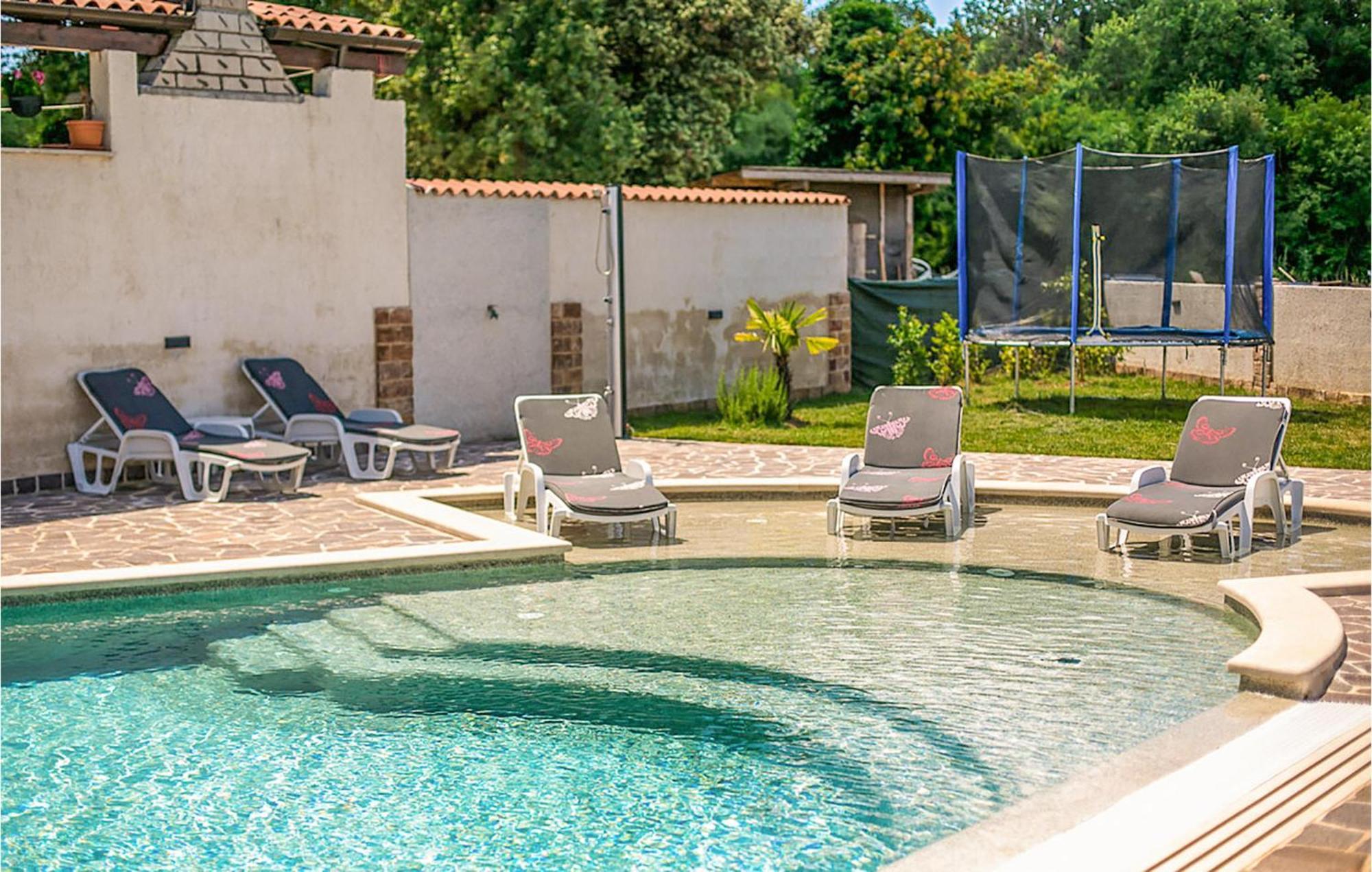 Cozy In With Outdoor Swimming Pool * Pula