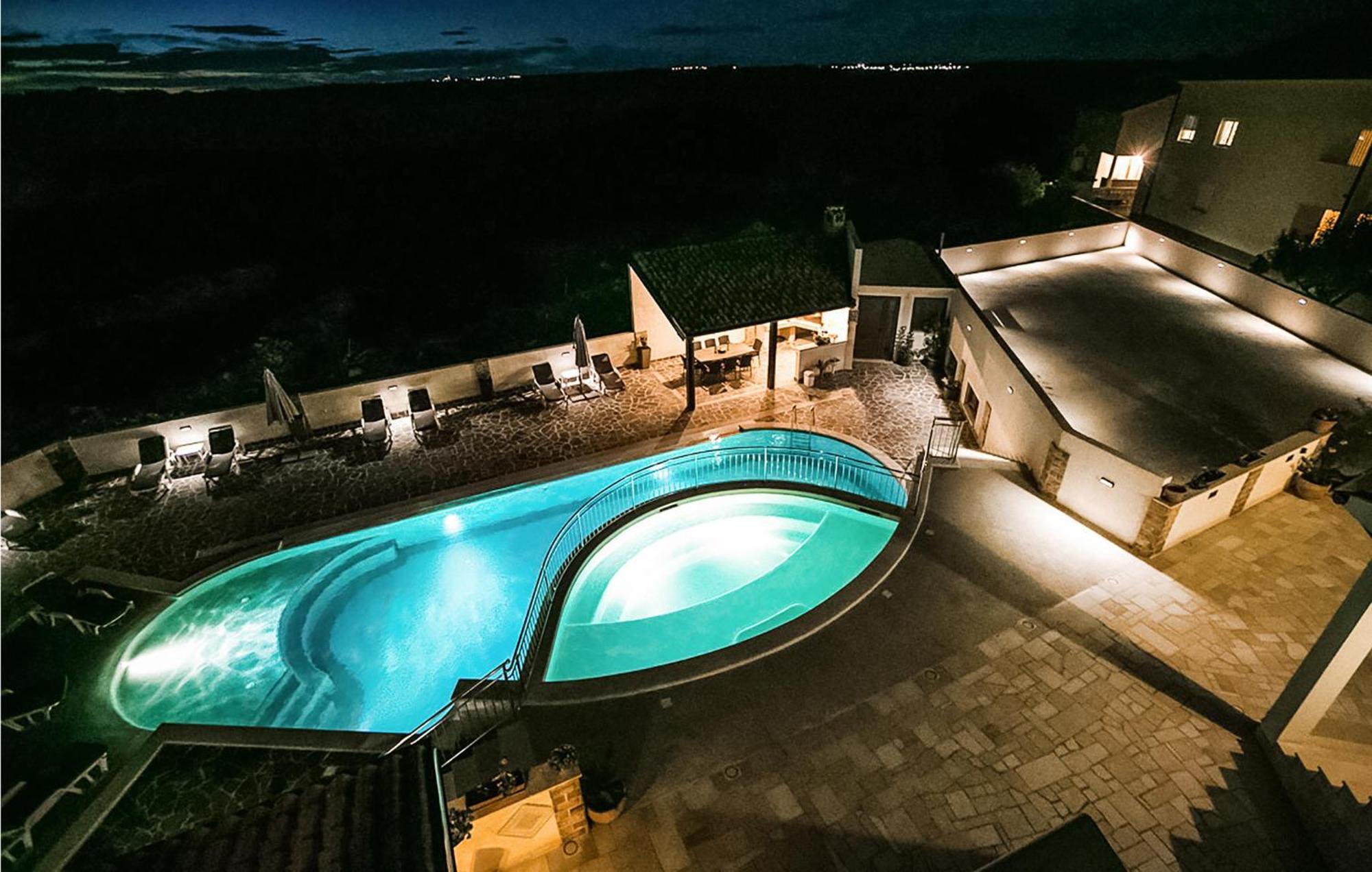 Apartman Cozy In With Outdoor Swimming Pool *