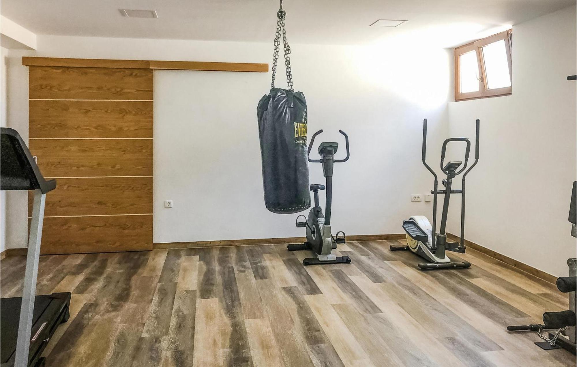 Cozy In With Outdoor Swimming Pool Apartman Pula