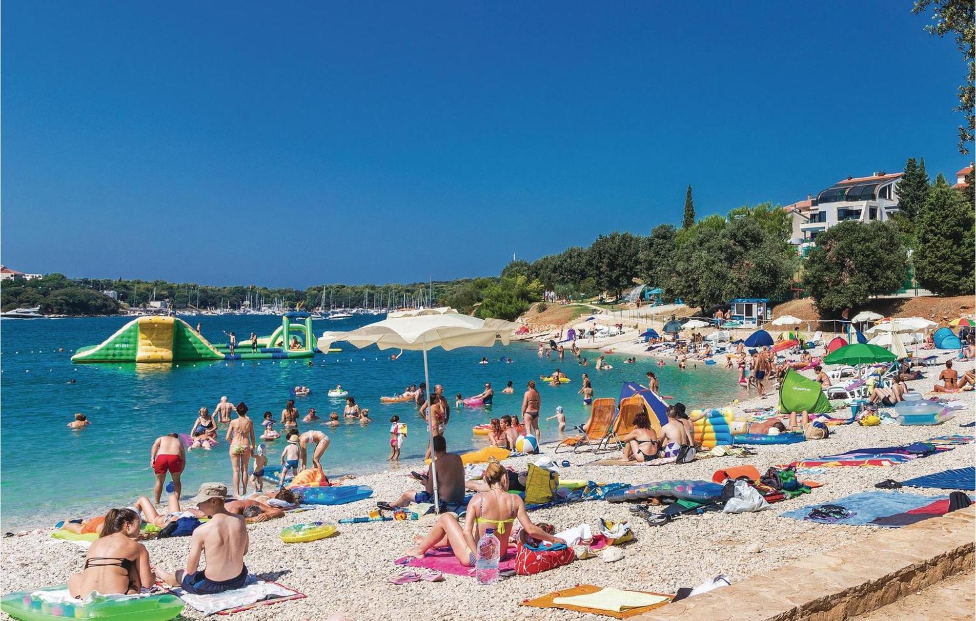 Cozy In With Outdoor Swimming Pool Apartman