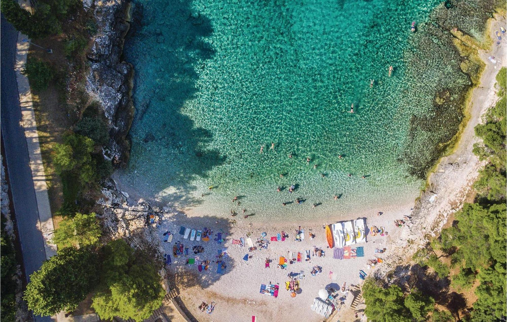 Apartman Cozy In With Outdoor Swimming Pool