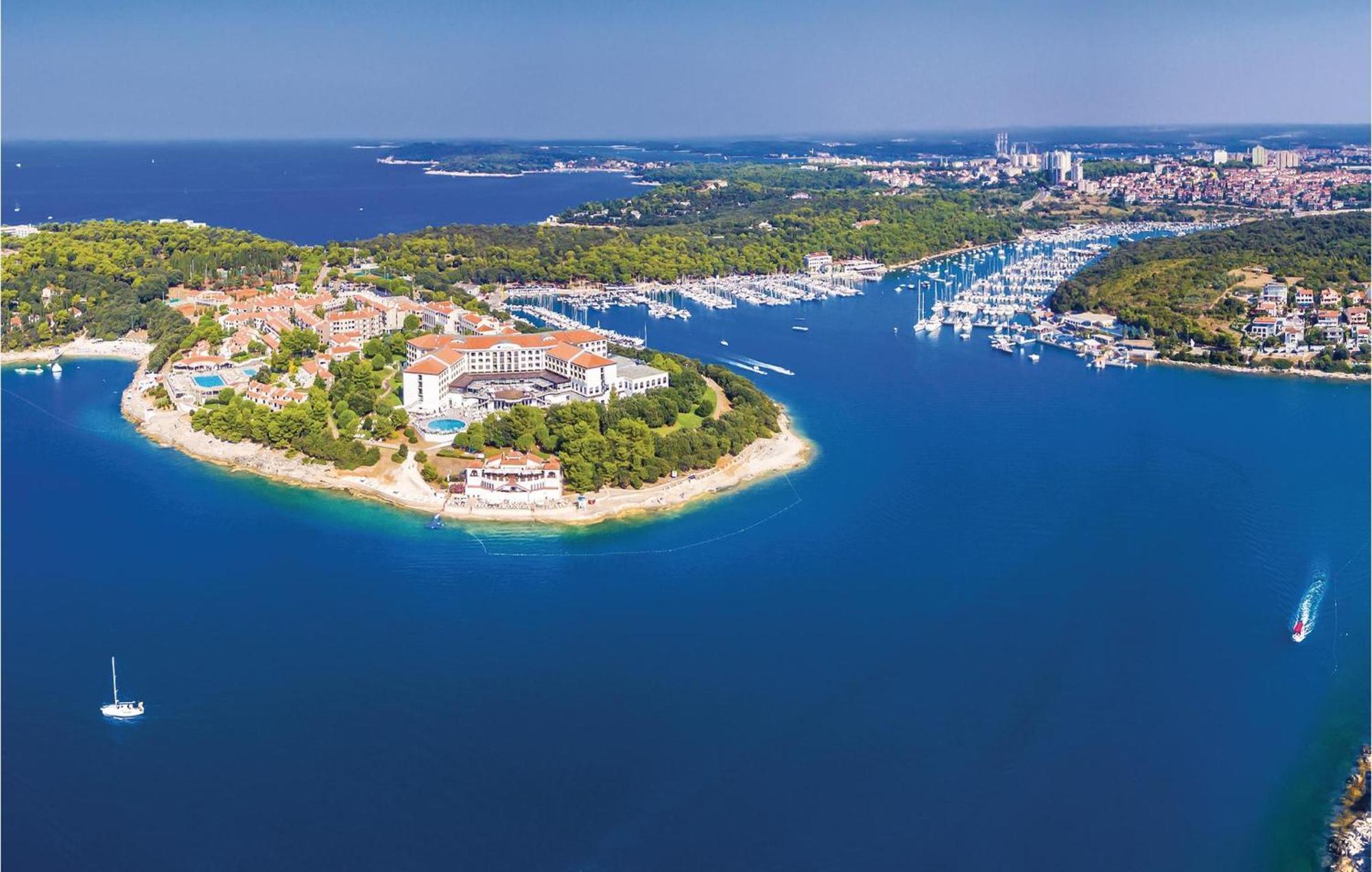Apartman Cozy In With Outdoor Swimming Pool Pula