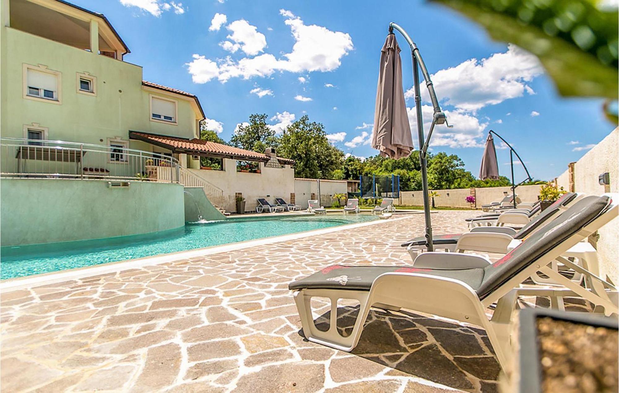 Apartman Cozy In With Outdoor Swimming Pool Pula