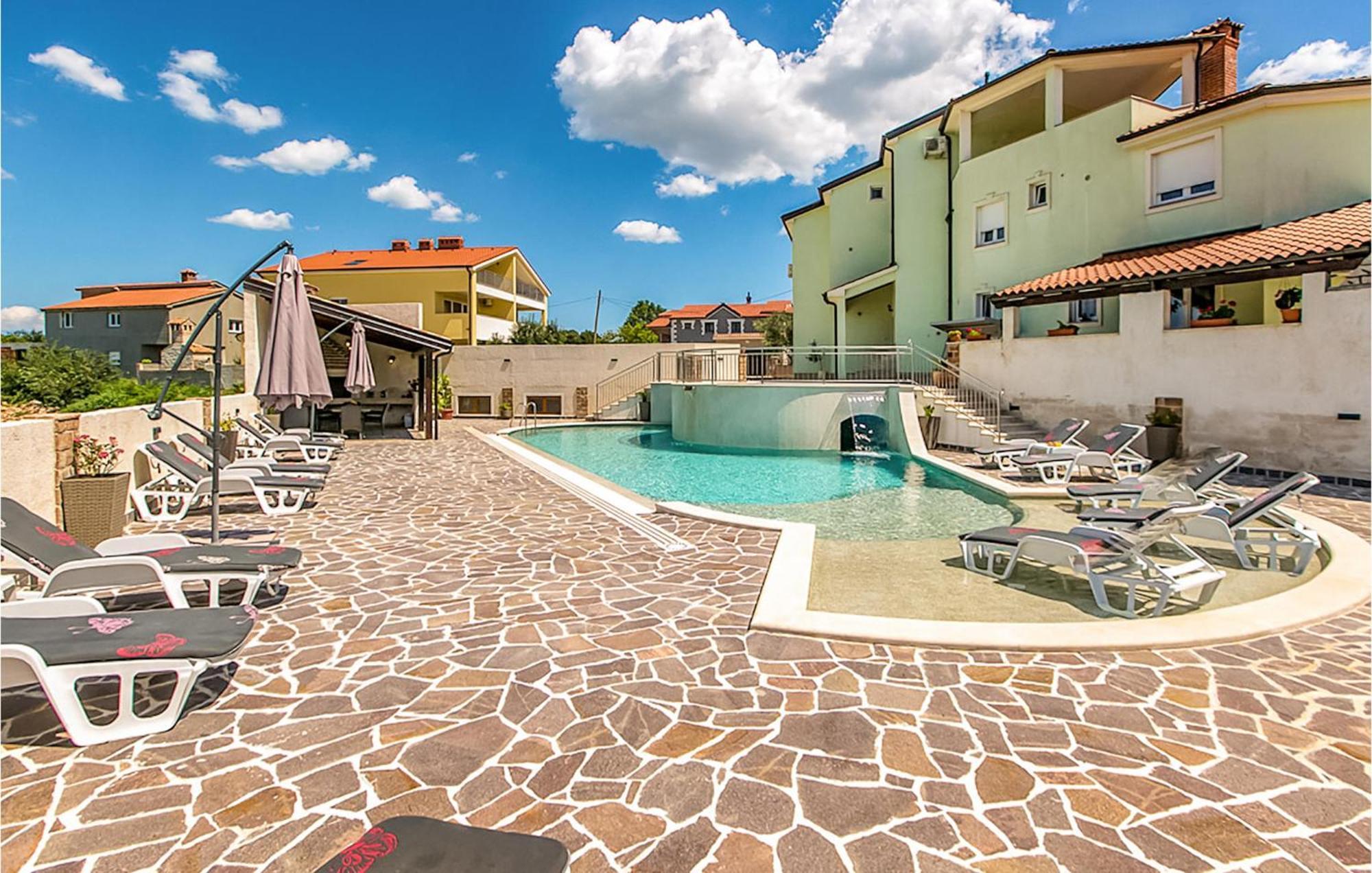 Apartman Cozy In With Outdoor Swimming Pool Pula