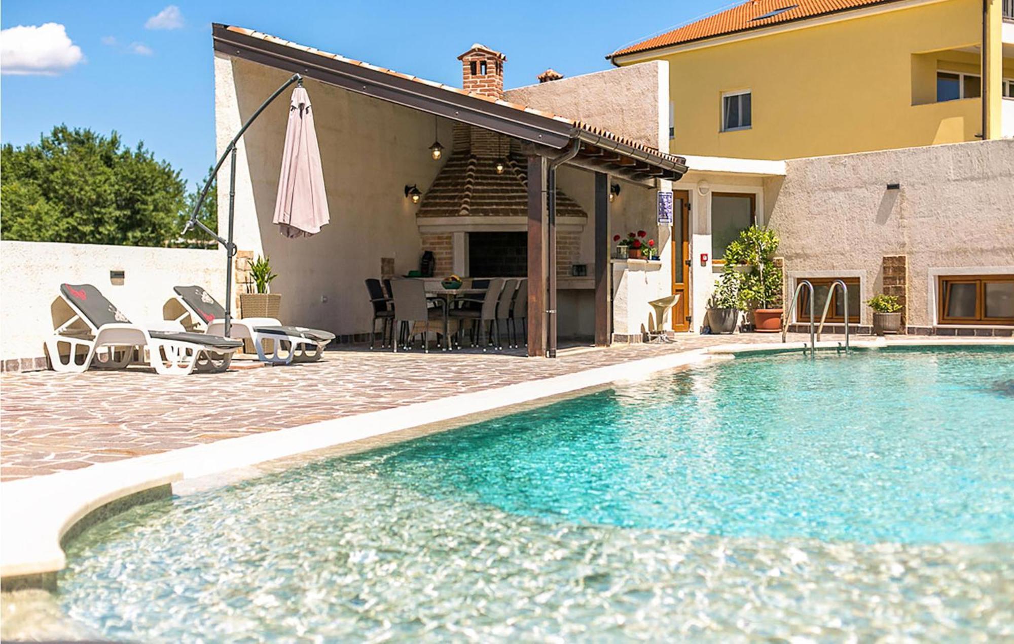 Apartment Cozy In With Outdoor Swimming Pool *